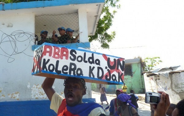 Haitianos protestam pela saída da ONU. FOTO de Ansel Herz