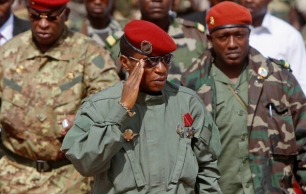 O ex-líder militar de Guiné, o capitão Moussa Dadis Camara, ofereceu ao  Fundo Internacional da China os valiosos  minerais do país em 2009. Schalk van arquivo Zuydam  AP