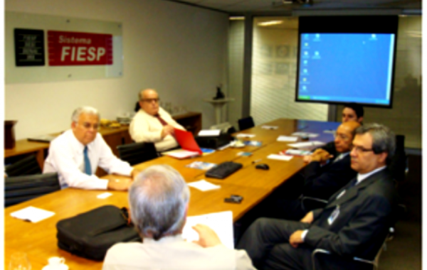 Grupo de Trabalho do Comdefesa discutindo exportações. Participaram desta reunião Joélcio de Campos Silveira e Roberto Carvalho, ambos da FIESP; coronel Sérgio Luiz Pais Ribeiro, do Ministério da Defesa; Thiago Couto Carneiro, do Ministério das Relações Exteriores; João Ulisses Pimenta, da Apex; e José Salomão Júnior, da Atech. Foto: Divulgação / FIESP