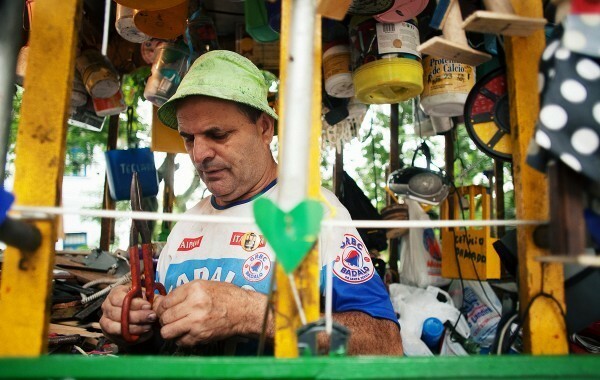 O artesão Getúlio Damado ficou conhecido por fazer réplicas dos bondinhos (Foto André Mantelli)
