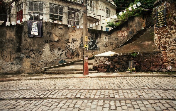 Os trilhos de ferro ainda estão nas ruas de paralelepípedos (Foto André Mantelli)