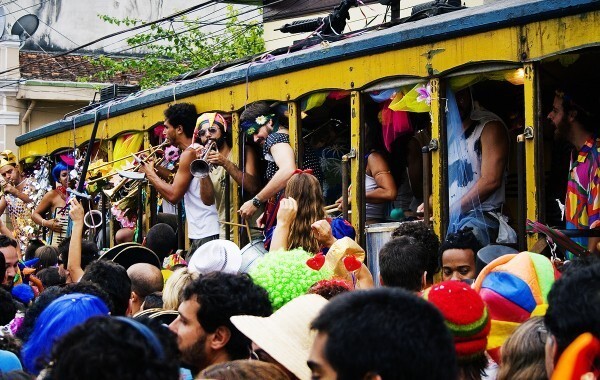 O bondinho levava os foliões no carnaval (Foto André Mantelli)