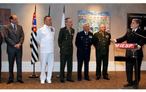 Jairo Cândido, presidente do Comdefesa, Paulo Skaf, presidente da FIESP, almirante Moura Neto, da Marinha, general Enzo Peri, do Exército, brigadeiro Juniti Saito, da Aeronáutica, e general José Carlos De Nardi, chefe do Estado-Maior Conjunto das Forças Armadas, observam discurso do ministro Celso Amorim. Foto: Divulgação/FIESP