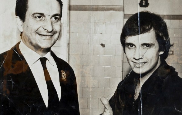 O delegado Paulo Bonchristiano e o cantor Roberto Carlos; na época da Jovem Guarda, o DOPS fazia a segurança da TV Record (Foto: Julia Rodrigues)