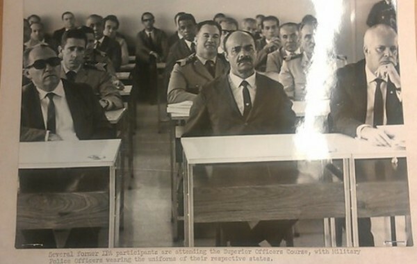 Na sala de aula da IPA, a academia da CIA em Washington, antigos alunos assistem ao curso destinado a oficiais de alta patente; os militares usam as fardas de seus países de origem (National Archives, EUA)