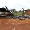 Casa queimada dentro do assentamento. Adiada a regularização, conflito por terra se intensificou