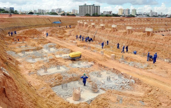 Trabalhadores da Arena Amazônia, que deverá sediar quatro jogos da Copa 2014, reclamam de assédio  moral