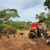 Nilcilene e o marido diante da casa do casal, no sul do Amazonas