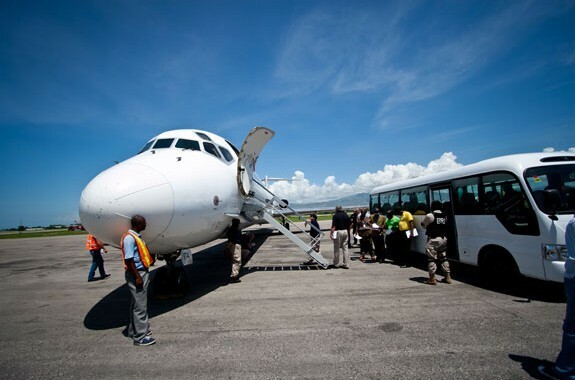 Um voo levando deportados do centro de detenção de Louisiana chega ao Aeroporto Internacional de Toussaint Louverture em Porto Príncipe em 13 de Setembro de 2011. (Foto: Jacob Kushner/FCIR)
