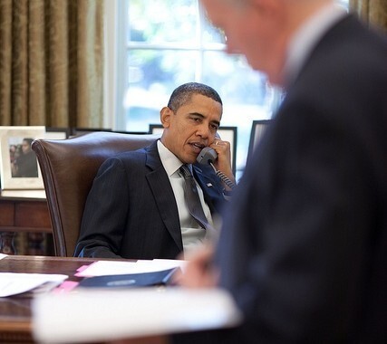 Obama em ligação fala ao telefone com o presidente do Iêmen, observado pelo seu conselheiro de contraterrorismo, John Brennan. 2 de novembro de 2010. FOTO: Casa Branca