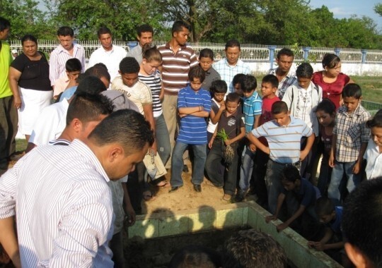 Enterro de Javier Pulido Zapata, trabalhador da cana que morreu de Doença Renal Crônica aos 35 anos. Cemitário de Chichigalpa, Nicaragua. Foto: Kate Sheehy and Sasha Chavkin