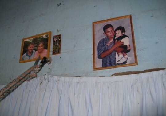 Na parede de Jesus Sosa Mancia, a foto de seu filho Adan que morreu aos 23 anos de Doença Renal Crônica. Foto: Kate Sheehy and Sasha Chavkin