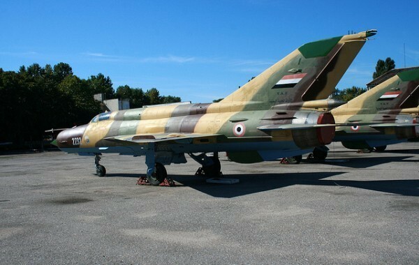 Um MIG-21 da Força Aérea do Iêmen esperando upgrade na Ucrânia. FOTO - Flickr F102 A