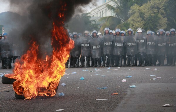 Polícia em Tegucigalpa na marcha da população contra o golpe de Estado, em 2009 / Francesco Michele