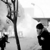 Manifestantes no Egito se protegem de bombas de gás lacrimogêneo jogadas pela polícia Foto: Hossam el-Hamalawy