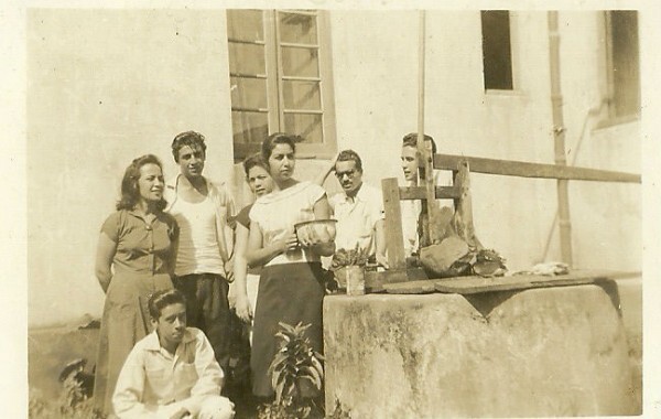 Com os irmãos, nos fundos da casa em São Sepé/Arquivo pessoal