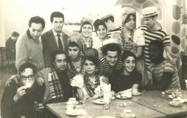 Grupo da escola de samba, que venceu um concurso cultural da universidade Patrice Lumumba, em Moscou. Renato está sentado, à direta da 'baiana'/ Arquivo pessoal