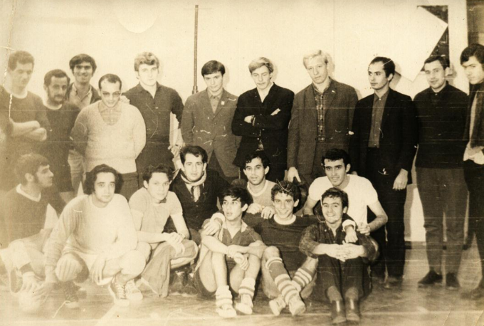 Jogo de futebol de salão na URSS, entre brasileiros e soviéticos. Renato é o segundo da esquerda para direita, agachado /Arquivo pessoal