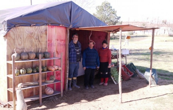 Os agricultores Antonia e Getúlio, na única tenda de vendas dos assentados em São GabrielAgência Pública