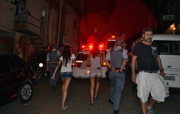 Policiais reprimem a realização de um baile funk em Heliópolis, periferia de São Paulo