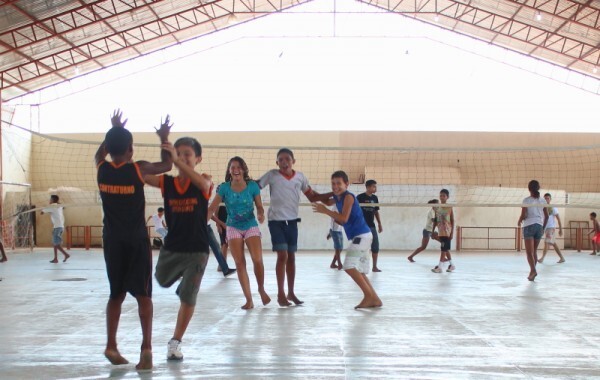 Alunos jogam vôlei no contra turno da aula na escola integral Oton Gomes de Lima