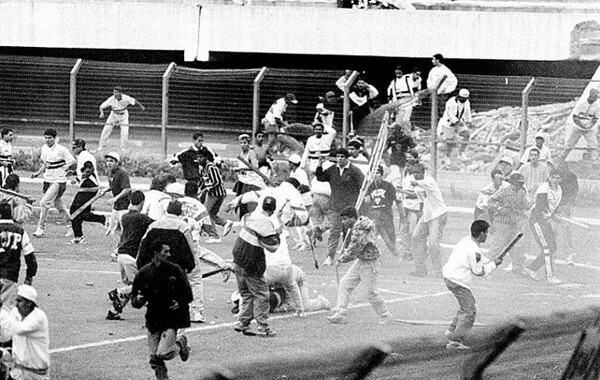 Após a final da Supercopa de Juniores de 1995, torcedores de São Paulo e Palmeiras brigaram entre si no Pacaembu; o estádio estava em reformas e os torcedores usaram o entulho como arma. Crédito: Reprodução