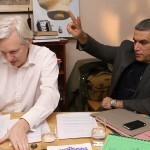 Nabeel Rajab cumprimenta Alaa Abd El-Fattah. Os dois são os entrevistados do quarto episódio da série O Mundo Amanhã, conduzida por Julian Assange