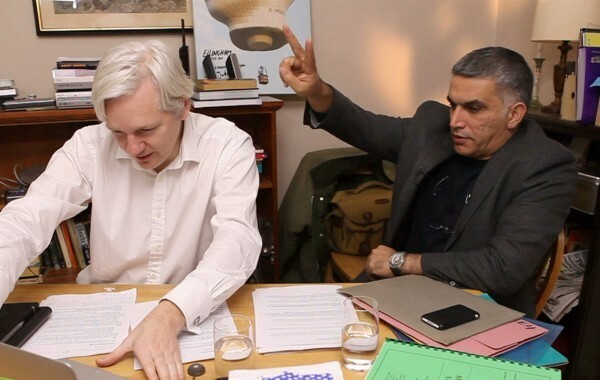 Nabeel Rajab cumprimenta Alaa Abd El-Fattah. Os dois são os entrevistados do quarto episódio da série O Mundo Amanhã, conduzida por Julian Assange