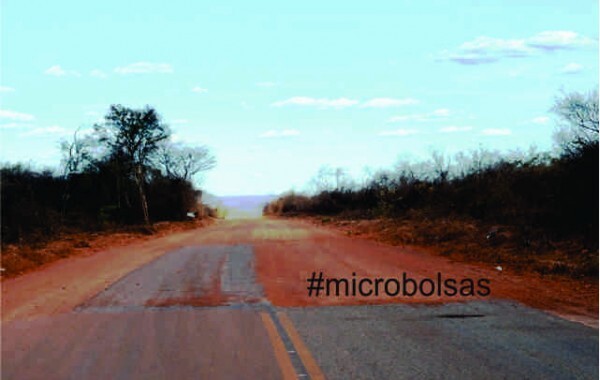 Trecho da BR-404 na divisa entre Ceará e Piauí, onde se inicia um longo caminho de estrada de terra. Na área de litígio, nenhum dos dois estados tem autorização para realizar o asfaltamento.