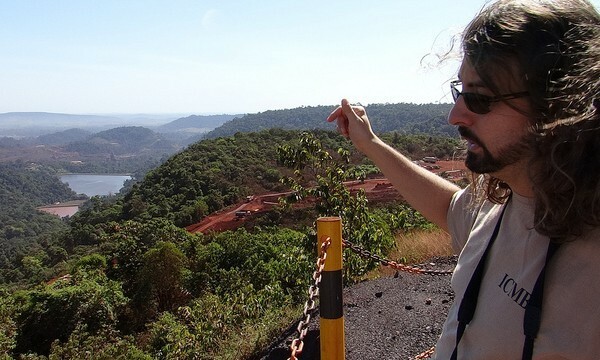 Frederico João Martins, gestor da Flona, mostra a barragem de resíduos. Foto: Jeremy Bigwood/Agência Pública