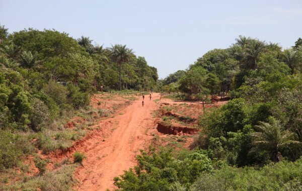 Uma das estradas que levam à aldeia, dentro da fazenda São Luiz