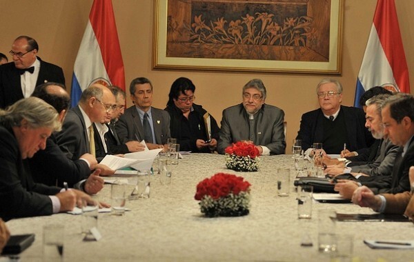 Fernando Lugo se reúne com representantes da Unasul no palácio, na noite de 21 de junho. Foto de Rafael Alejandro Urzúa Urzúa
