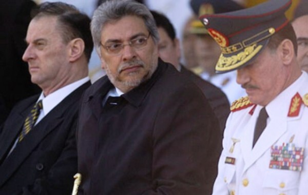 O general Bareiro Spaini, à esquerda de Fernando Lugo, quando ainda era Ministro de Defesa. Foto do jornal Ultima Hora