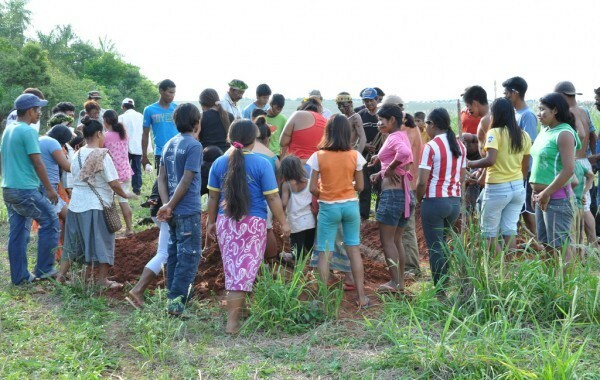 O enterro em terra disputada, acompanhado pelos índios