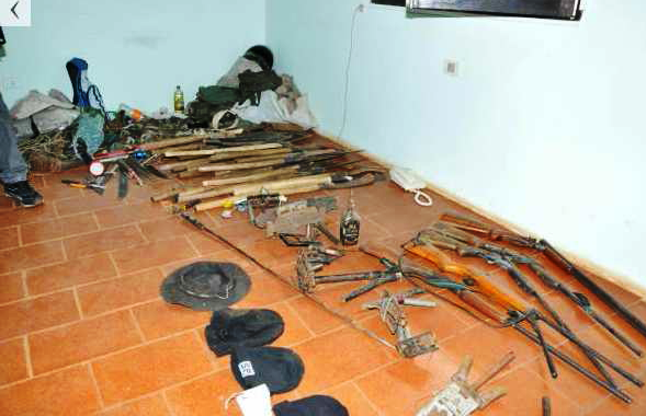 exibição das armas apreendidas pela polícia