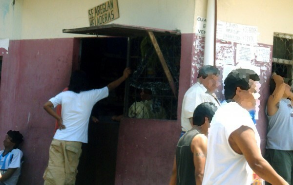 "Conserta-se geladeira" PC4, maior pavilhão de Palmasola / Foto: Arquivo pessoal Darly Franco