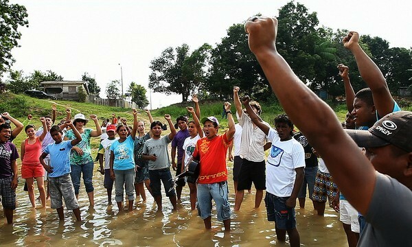 Manifestação de ribeirinhos da Vila de Pimental contra a hidrelétrica de São Luiz do Tapajós/ Foto: Fernanda Ligabue