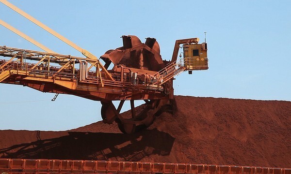 Máquina movimenta minério de bauxita na mina da Alcoa localizada em Juruti (PA)/  Foto: Fernanda Ligabue