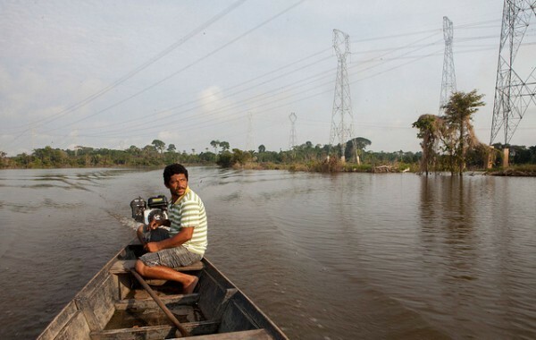 O pescador José dos Santos criava peixes, mas todos morreram depois dos alagamentos. Foto: Marcelo Min/Agência Pública
