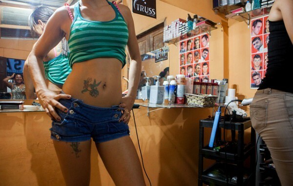 Prostituta no salão de beleza em Jaci Paraná. Foto: Marcelo Min/Agência Pública