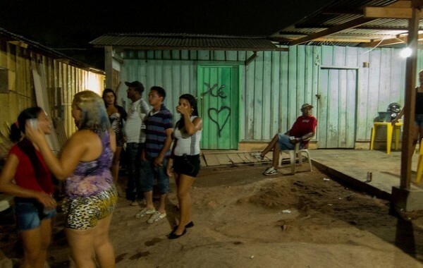 Quartos onde mulheres se prostituem no fundo do salão de festas. Foto: Marcelo Min/Agência Pública
