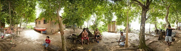 Ribeirinhos no bairro Triângulo, onde houve desbarrancamento. Foto: Marcelo Min/Agência Pública