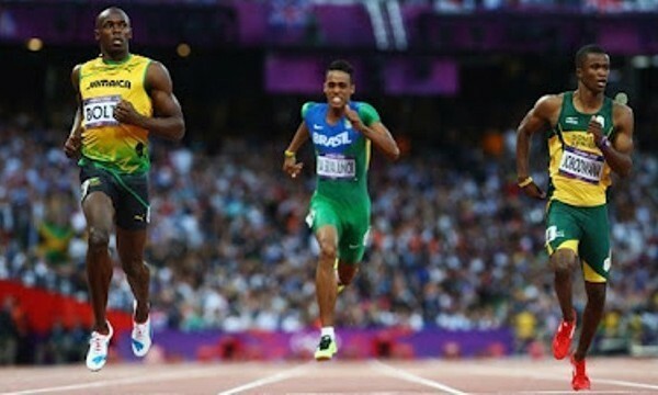 Aldemir da Silva Júnior (ao centro), que treina no Célio de Barros diariamente, disputa a semifinal dos 200 metros em Londres 2012. À esquerda está o jamaicano Usain Bolt e à direita o sul-africano Anaso Jobodwana