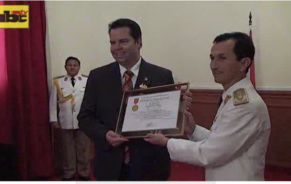 Diretor da Usaid recebe medalha de mérito pelo apoio à polícia Paraguaia, entregue pelo comandante da época do massacre de Curuguaty. Foto de vídeo do ABC Color