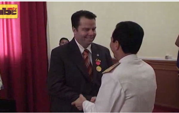 Diretor da Usaid recebe melhada de mérito da Polícia Paraguaia em março de 2012. Foto de vídeo do ABC Color