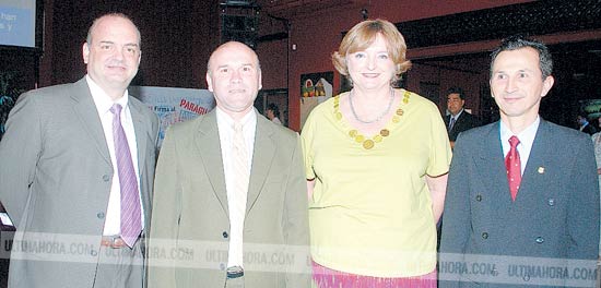 Festa de 1 ano do programa Umbral - diretores da Usaid Michael Eschleman e Rose Rarkas, o comissário Roque Fleitas e o ex-chefe da Polícia Paulino Rojas. Foto: Ultima Hora