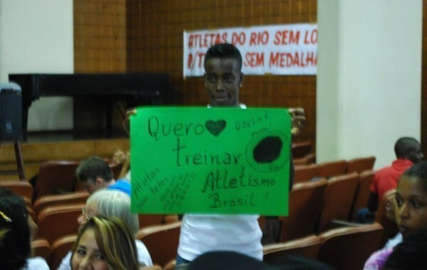 Atleta exibe cartaz em protesto contra a demolição no Célio de Barros. Ato ocorreu no último dia 31 de janeiro, na sede da ABI (Foto: Renato Cosentino/Comitê Popular Rio Copa e Olimpíadas)