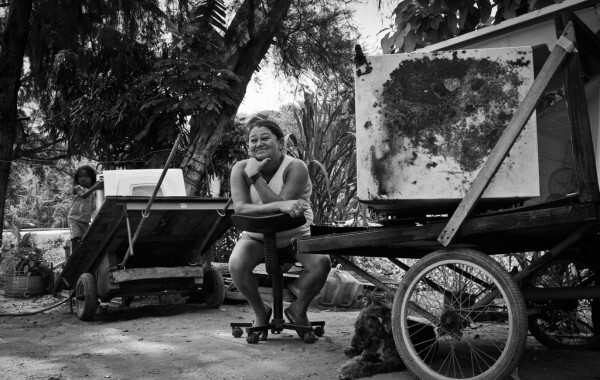 Dona Evanilde em frente a sua casa, entre o material reciclável recolhido no trabalho / Foto: JV Santos