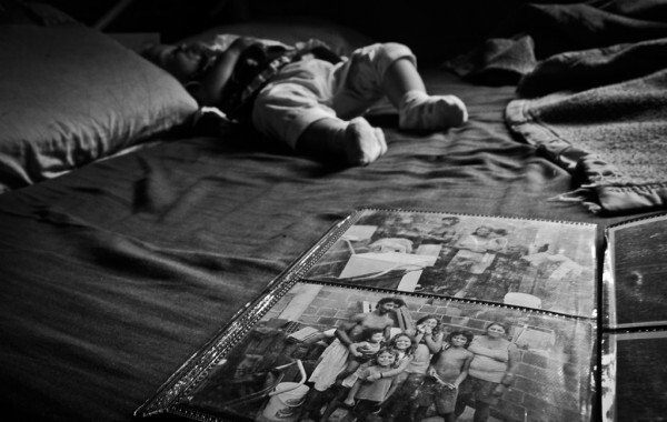Álbum de fotos da Família Santos Rocha com Aline dormindo ao fundo / Foto: JV Santos