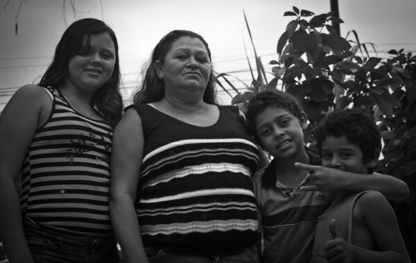 Dona Evanilde com seus filhos, Fabiola, Fábio e Franciel / Foto: JV Santos